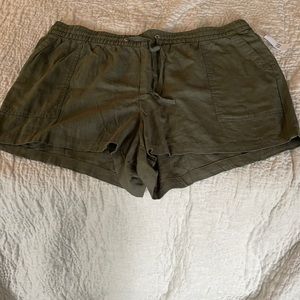 NWT: Gap pull on drawstring waistband shorts